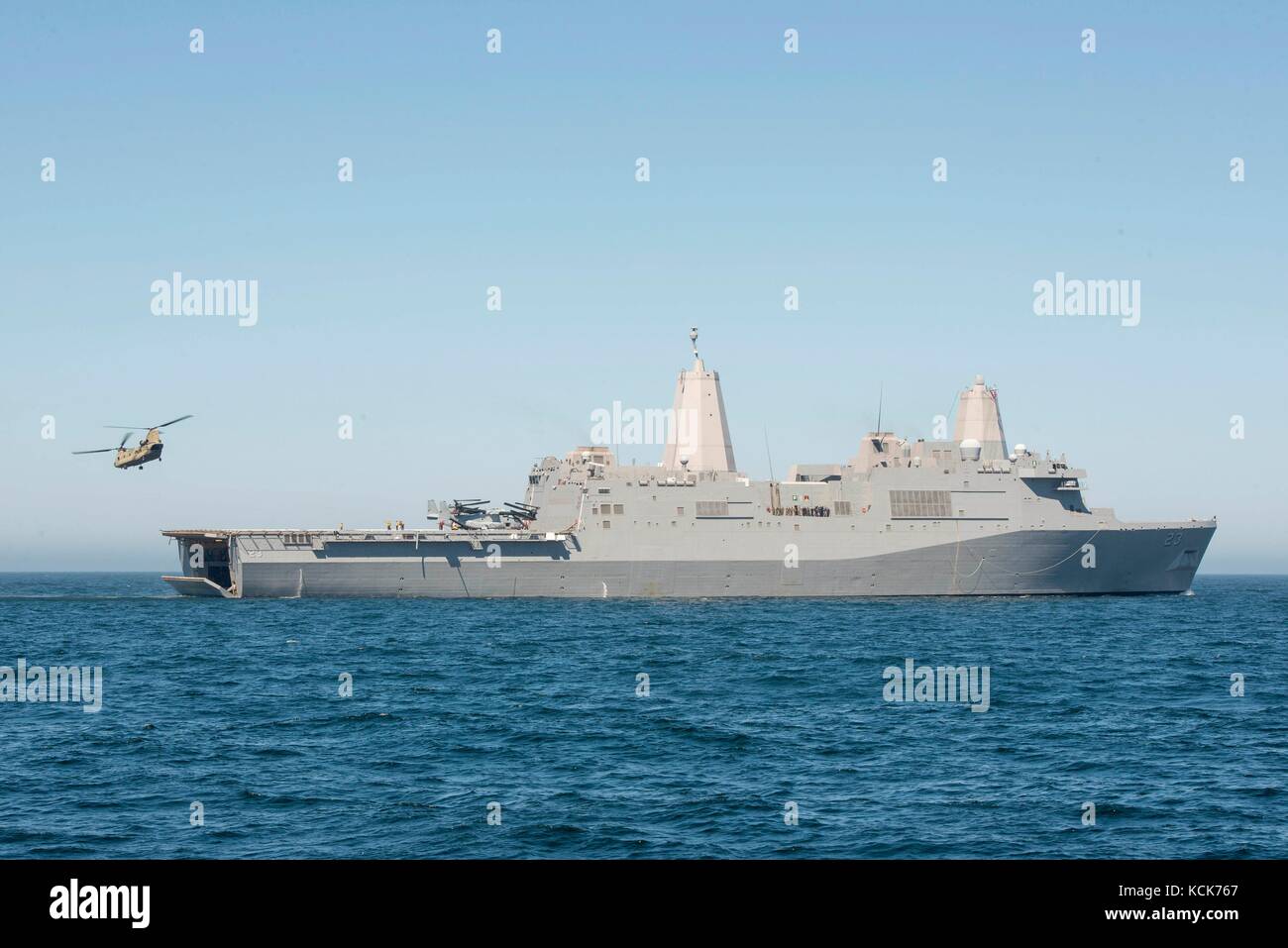 Ein U.S. Army CH-47d Chinook Hubschrauber landet auf dem Flugdeck an Bord der U.S. Navy San Antonio-Klasse amphibious Transport dock Schiff uss Anchorage 1. August 2017 im Pazifischen Ozean. (Foto von MCS 2 Matthew Dickinson über planetpix) Stockfoto