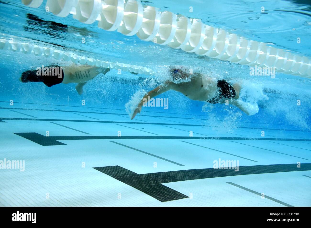 US-Soldaten und Veteranen treten in der 200-Meter-Freistil-Staffel Schwimmen während der Warrior Games des Department of Defense an der University of Illinois am 8. Juli 2017 in Chicago, Illinois, an. Die DoD Warrior Games ermöglichen es verwundeten, kranken und verletzten Soldaten und Veteranen, sich in Sportarten im Paralympischen Stil zu messen. (Foto: Kathleen Gorby Via Planetpix) Stockfoto