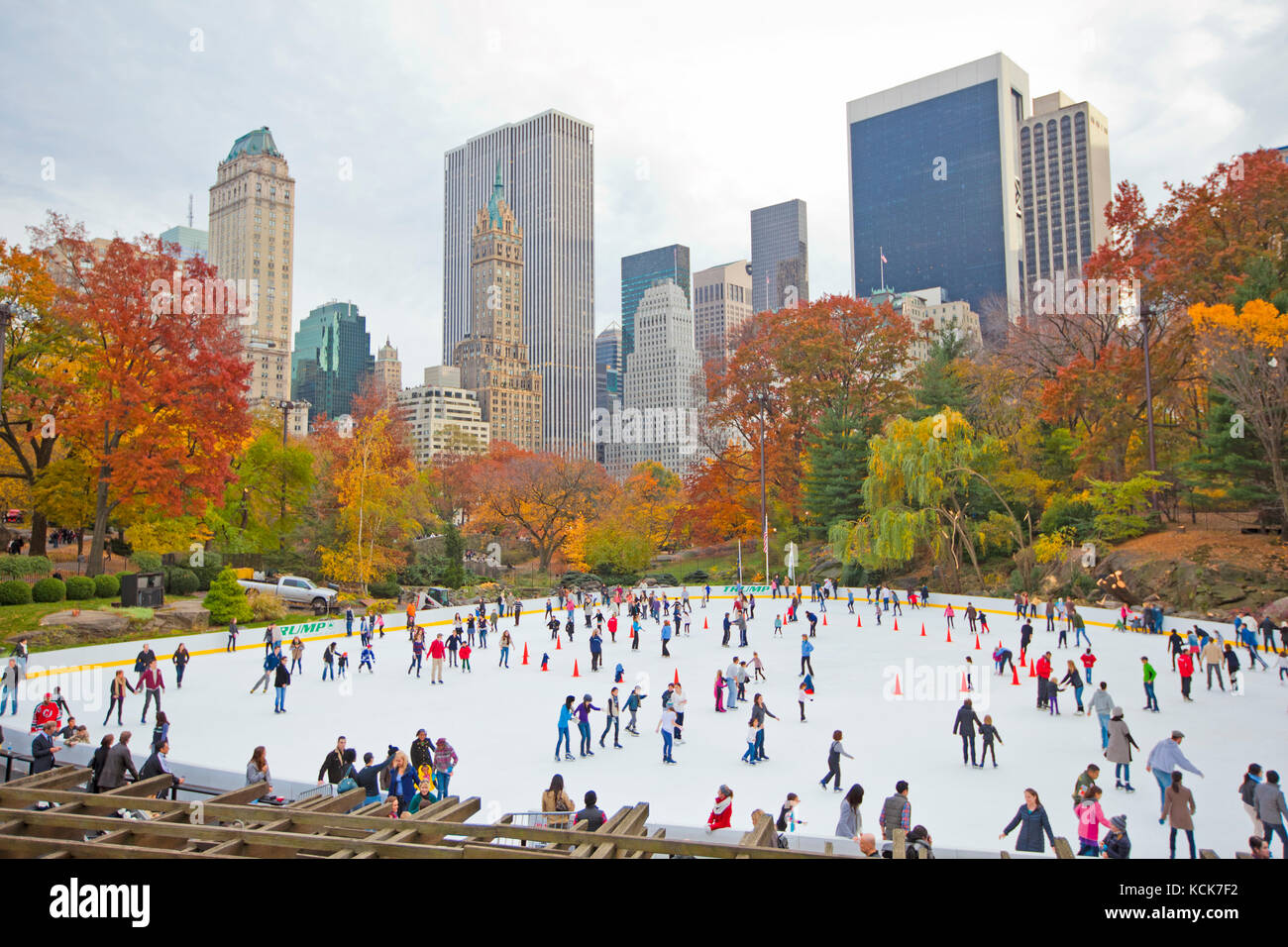 Ice Skaters in New York Central Park im Herbst Stockfoto