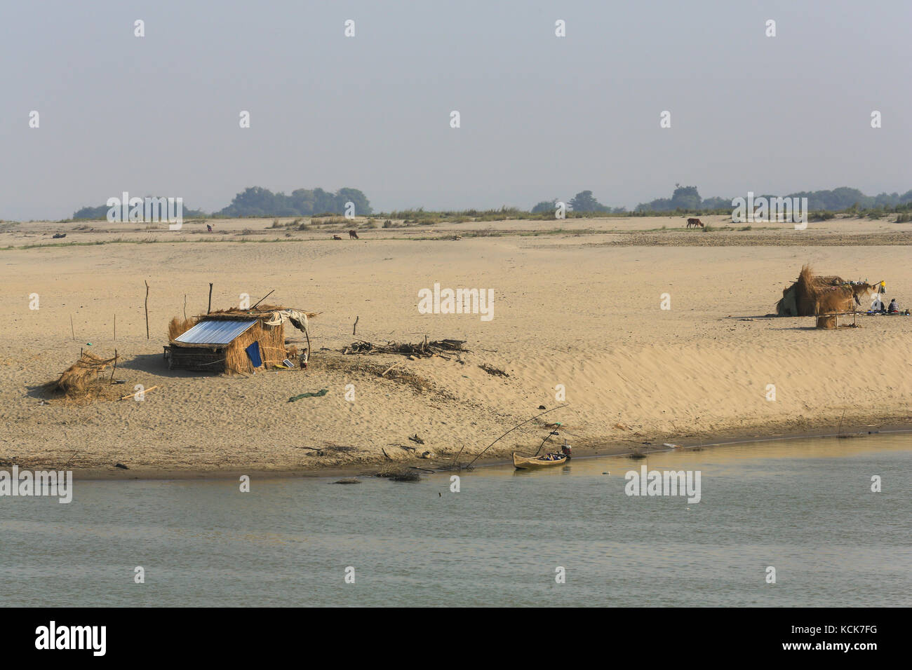 Saisonale Hütten und Unterständen an den Ufern des Irrawaddy Flusses in Myanmar (Burma). Stockfoto