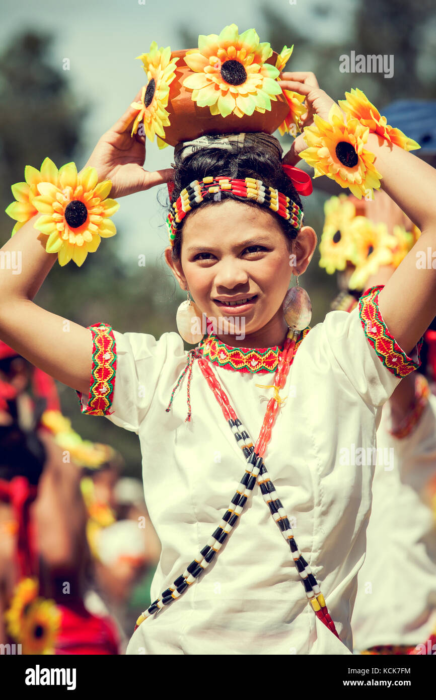 Porträt der Schönen philippinischen Mädchen tragen auf dem Kopf an der baguio Flower Festival in Philippinen. philippinischen Jugendlichen tragen ethnische Minderheit Kostüm Stockfoto