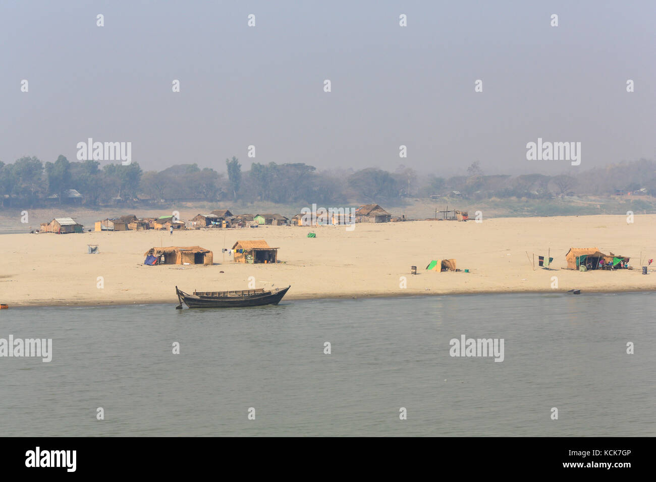 Saisonale Hütten und Unterständen an den Ufern des Irrawaddy Flusses in Myanmar (Burma). Stockfoto