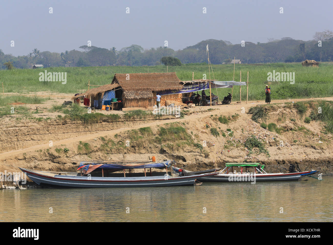 Saisonale Hütten und Unterständen an den Ufern des Irrawaddy Flusses in Myanmar (Burma). Stockfoto