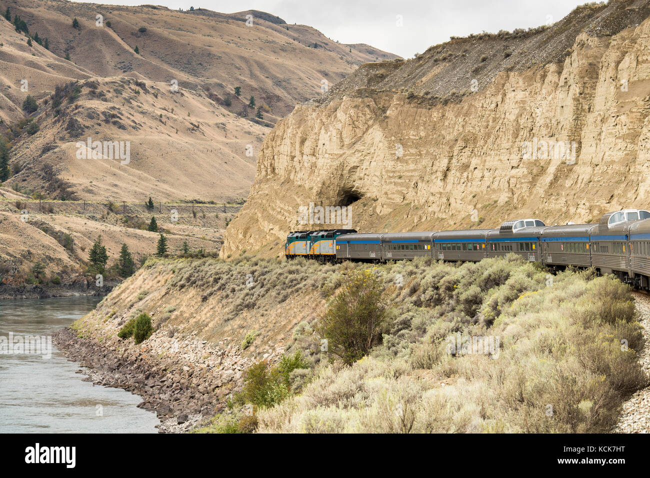 Personenzug in der North Thompson River Canyon in British Columbia, Kanada reisen. Stockfoto