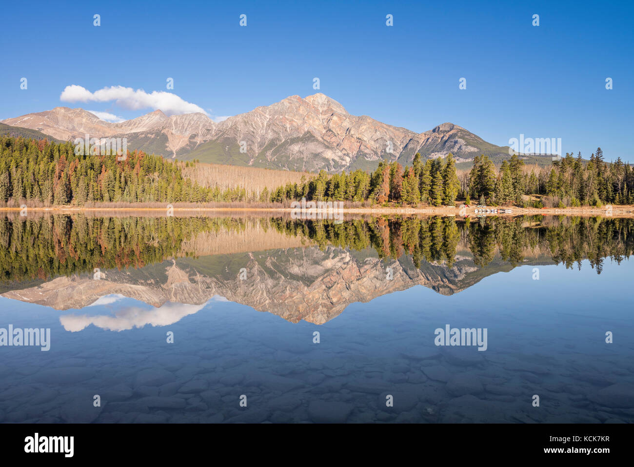 Pyramide Berg in Patricia Lake im Jasper National Park, Alberta, Kanada. Stockfoto