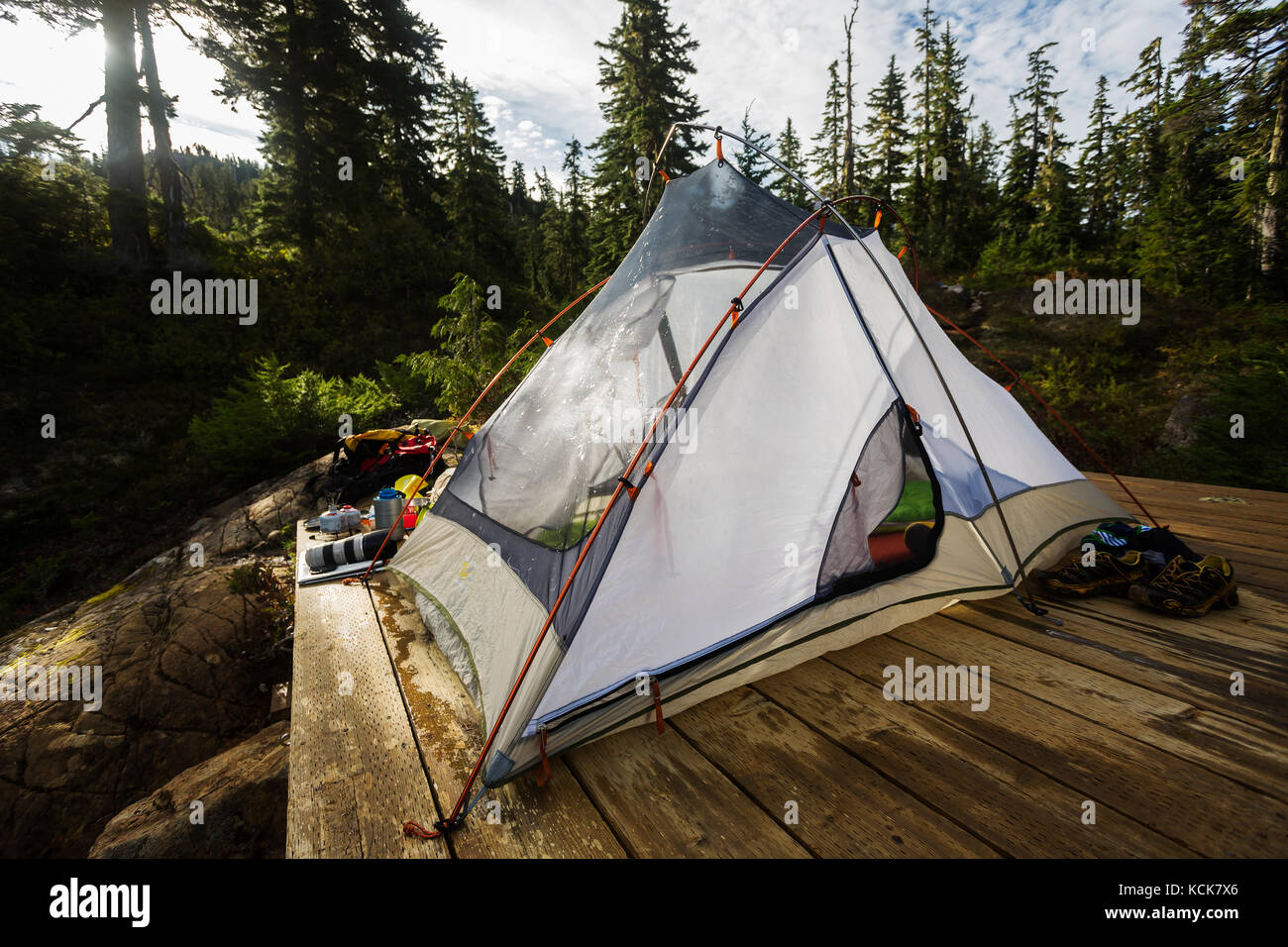 Ein Zelt ist auf einem der vielen Plattformen auf bedwell Lake im  Strathcona Park, Vancouver Island, British Columbia, Kanada Stockfotografie  - Alamy