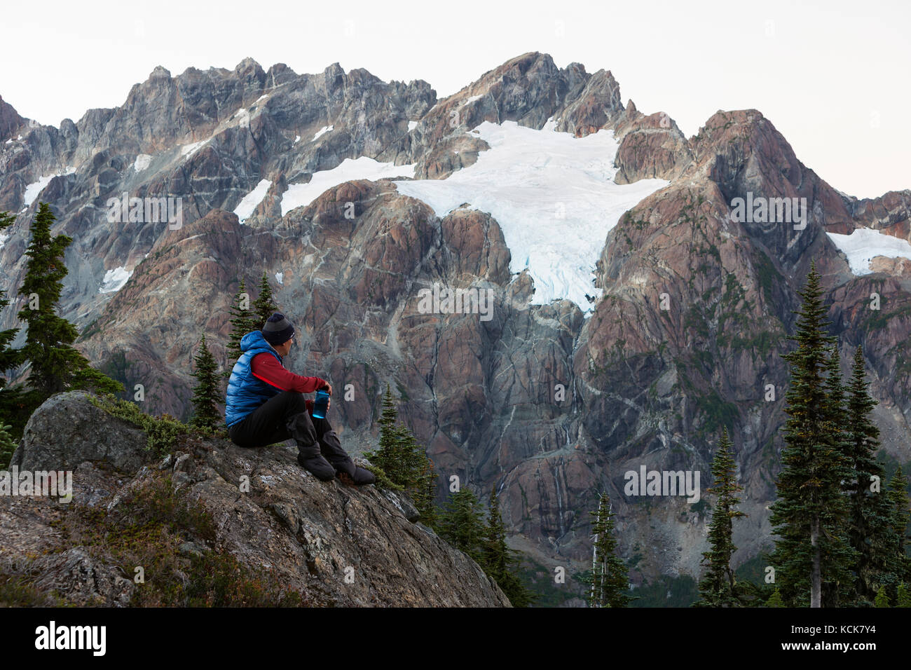 Ein eineinbeinter Wanderer blickt auf das Septimus/Rousseau-Massiv und es hängt Gletscher während der Übernachtung auf dem Flower Ridge Trail, Strathcona Park, Central Vancouver Island, British Columbia, Kanada. Stockfoto