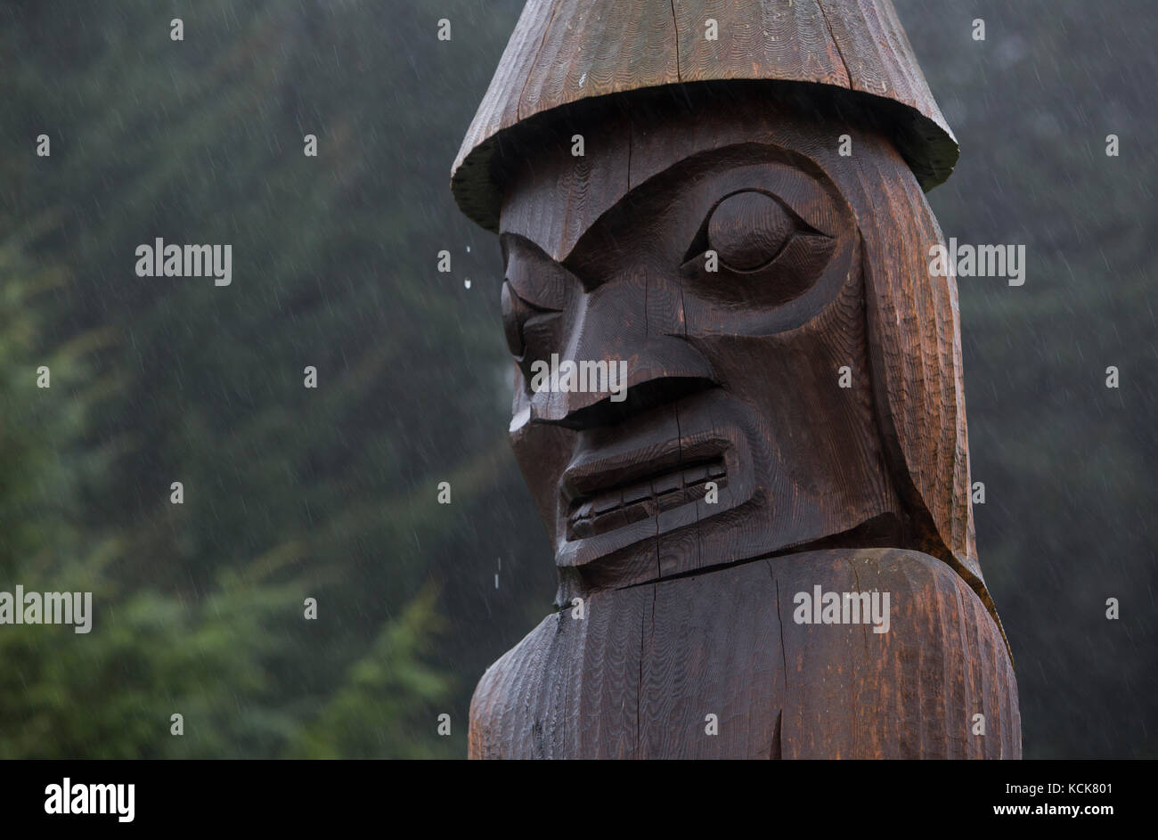 Wasser tropft von einem Willkommenspol während eines starken Regenguts, der in Friendly Cove an der Westküste von Vancouver errichtet wurde. Yuquot, Vancouver Island, British Columbia, Kanada. Stockfoto