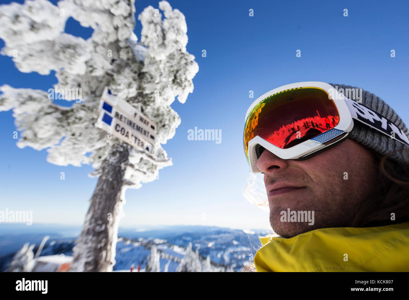 Reflexionen in der Brille eines Snowboarders bestätigen einen klaren "blauen Vogel" Tag auf dem Skifahren am Mt. Washington, Comox Valley, Vancouver Island, British Columbia, Kanada Stockfoto