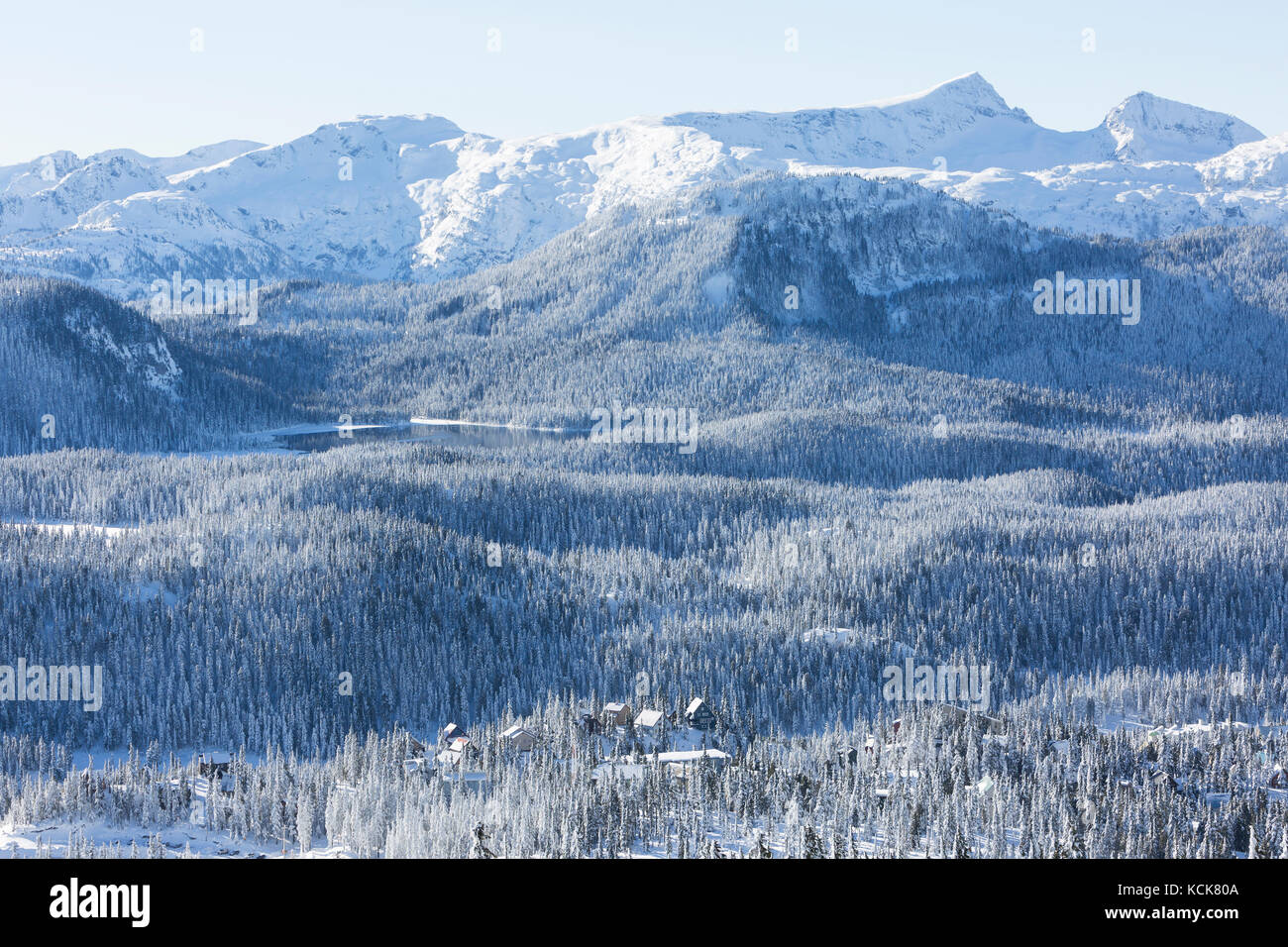 Mt. Washington Dorf liegt eingebettet in den alpinen Wald, mit Lake Helen McKenzie im Hintergrund, das Comox Valley, Vancouver Island, British Columbia, Kanada Stockfoto