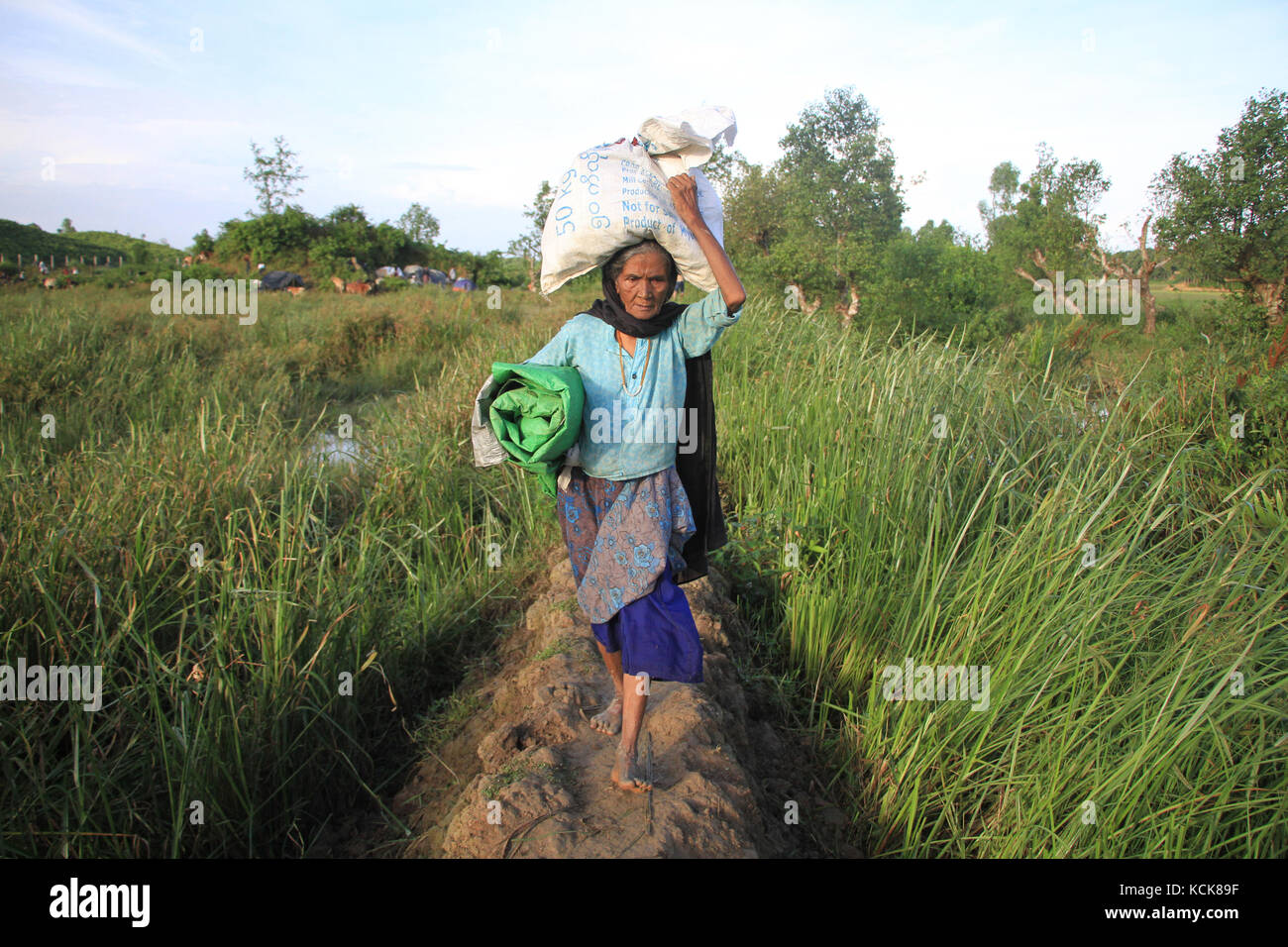 Cox's Bazar, Bangladesch. Rohingya Flüchtlinge Frau durchquert Myanmar-Bangladesh Grenzzaun in der Nähe von Maungdaw, in Bangladesch. © REHMAN Asad/Alamy Stock Foto Stockfoto