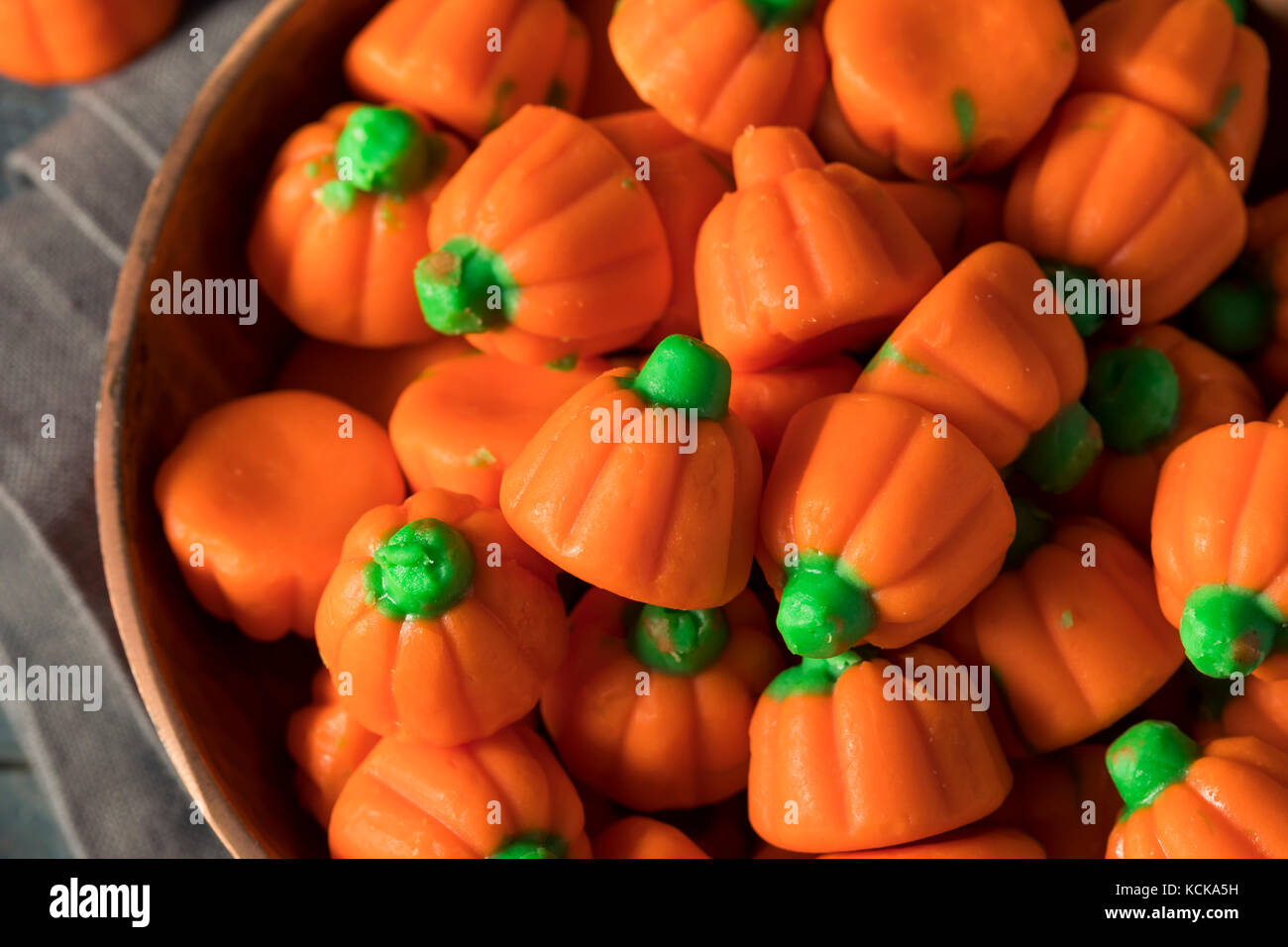 Süße festliche Kürbis für Halloween Candy corn Stockfoto