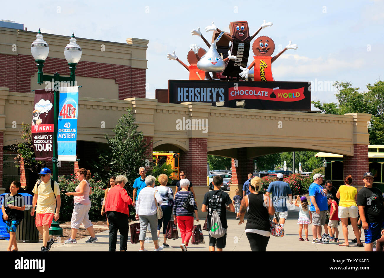 Zeichen Hershey's überstieg Eingang von Hershey's Chocolate World mit den Besuchern im Vordergrund. Hershey. Pennsylvania. USA Stockfoto