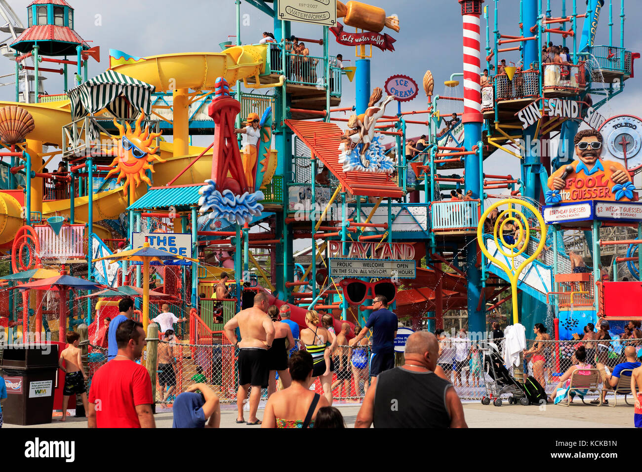 Besucher genießen Boardwalk Wasserpark im Hersheypark. Hershey. Pennsylvania. USA Stockfoto