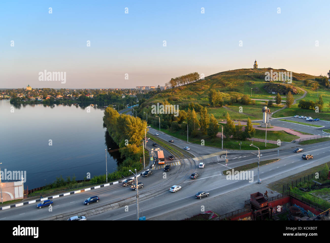 Blick auf die stadt mit Wachturm auf Hill Lisya. Nischni Tagil. Russland Stockfoto