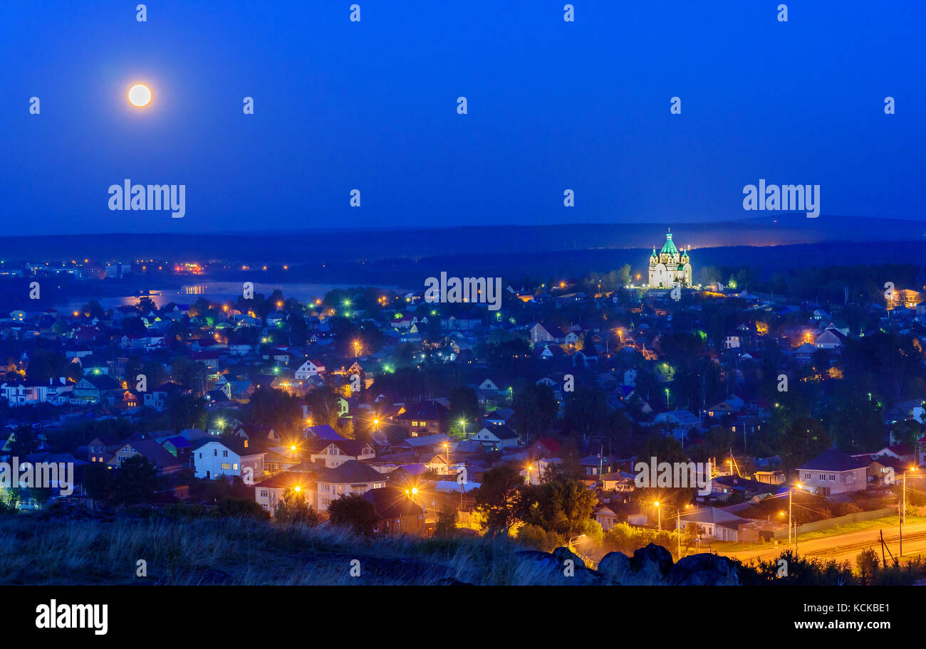 Anzeigen von Nischni Tagil Stadt mit Alexander Newski Kirche bei Nacht mit Vollmond. Russland Stockfoto