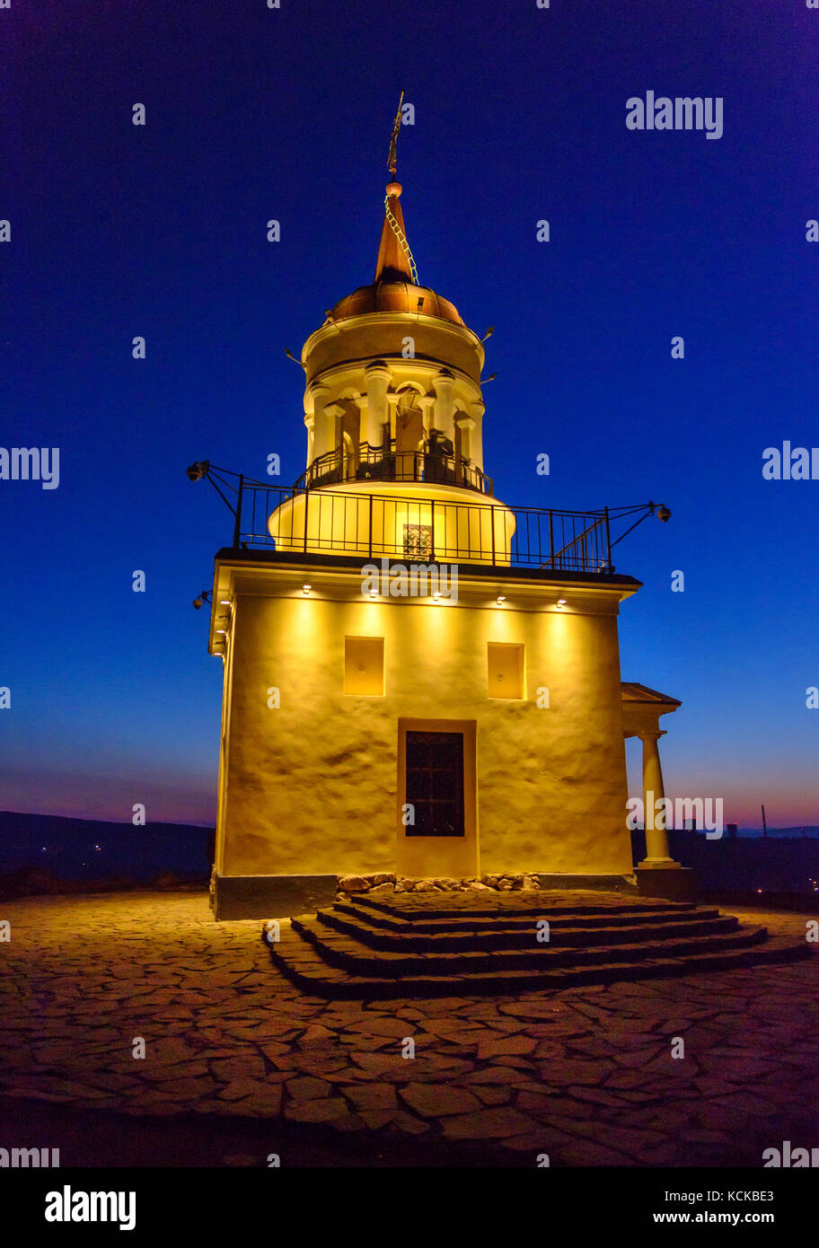 Blick auf den Wachturm auf Hill Lisya in der Nacht. Nischni Tagil. Russland. Russland Stockfoto