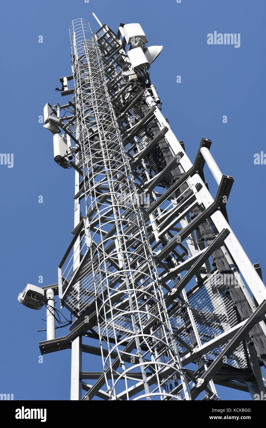 Fernmeldeturm mit Antennen gegen den blauen Himmel Stockfoto
