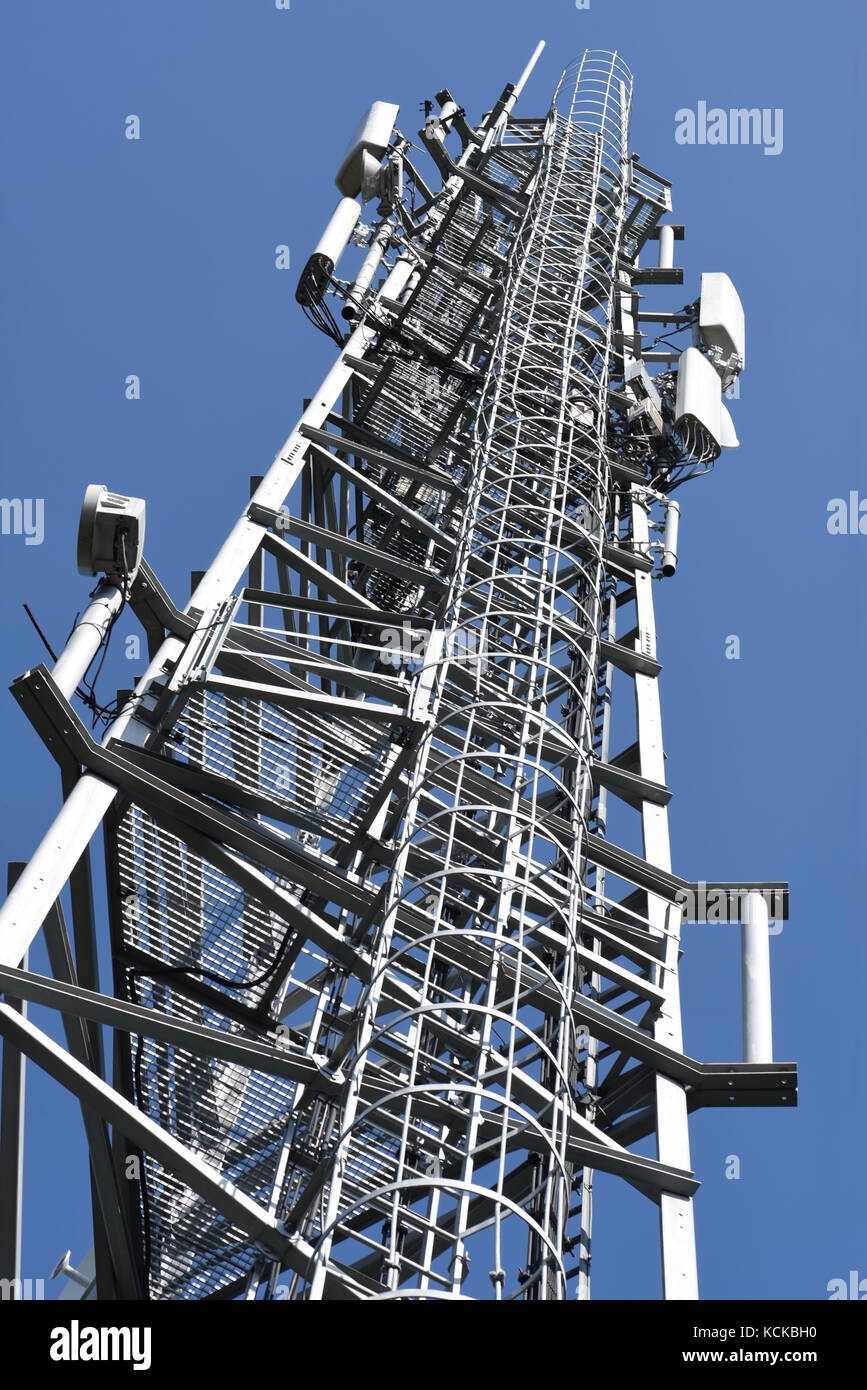 Fernmeldeturm mit Antennen gegen den blauen Himmel Stockfoto