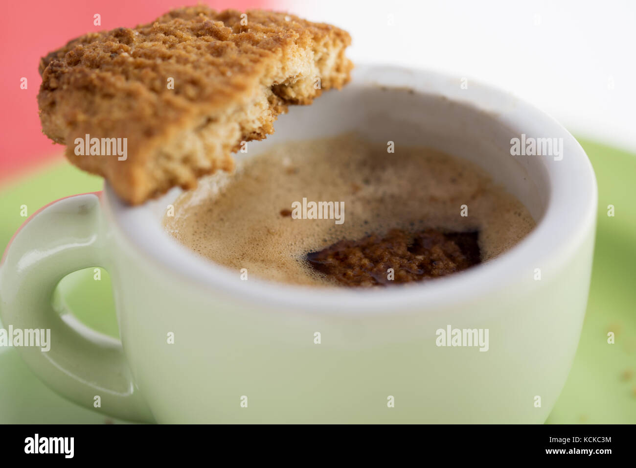 Tauch ein Keks in einer Tasse Espresso Stockfoto