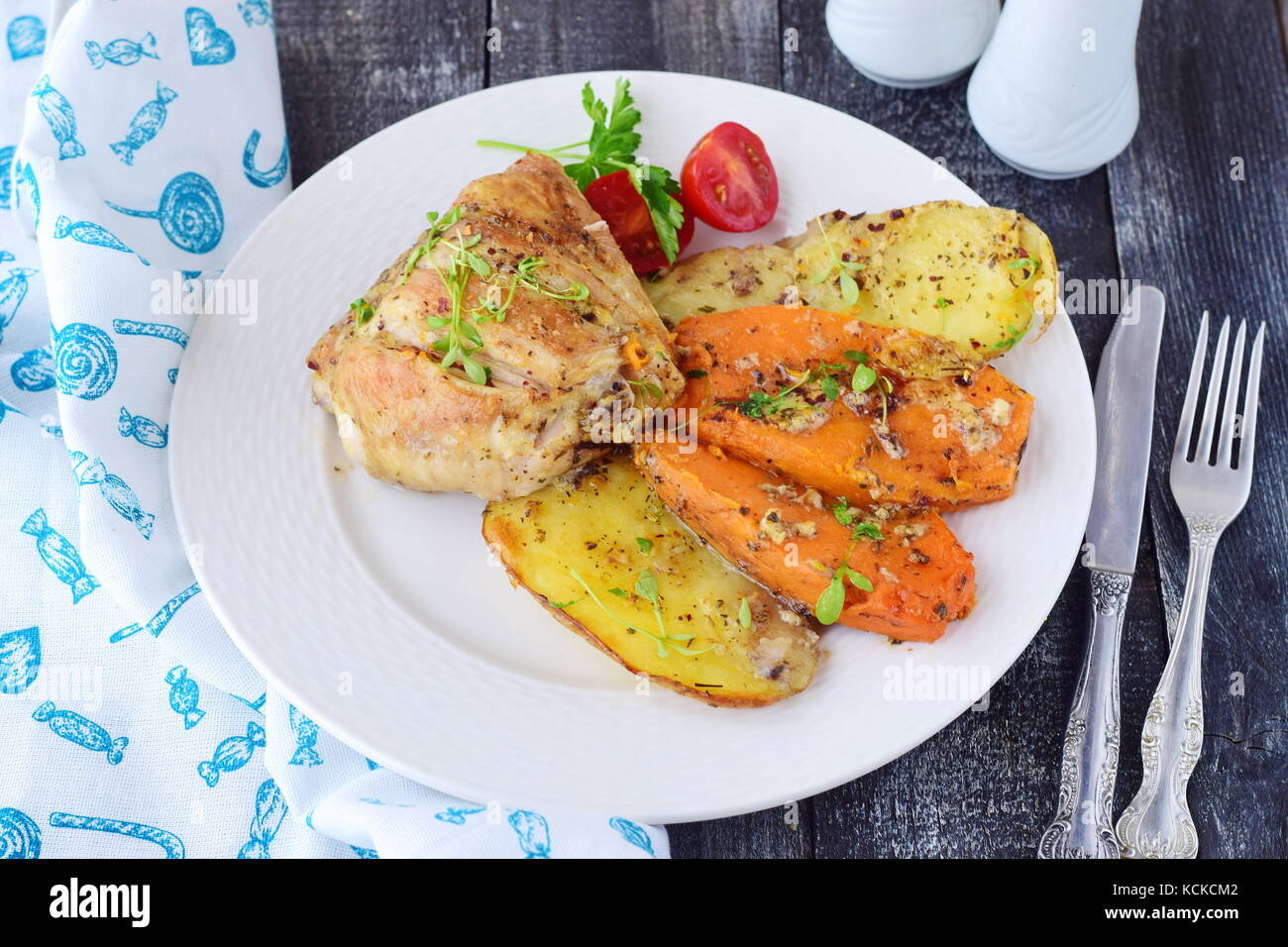 Backofen gekochtes Huhn mit Kartoffel und Süßkartoffel, Gewürze, Kräuter in Olivenöl. home Kochen, gesunde Ernährung Konzept Stockfoto