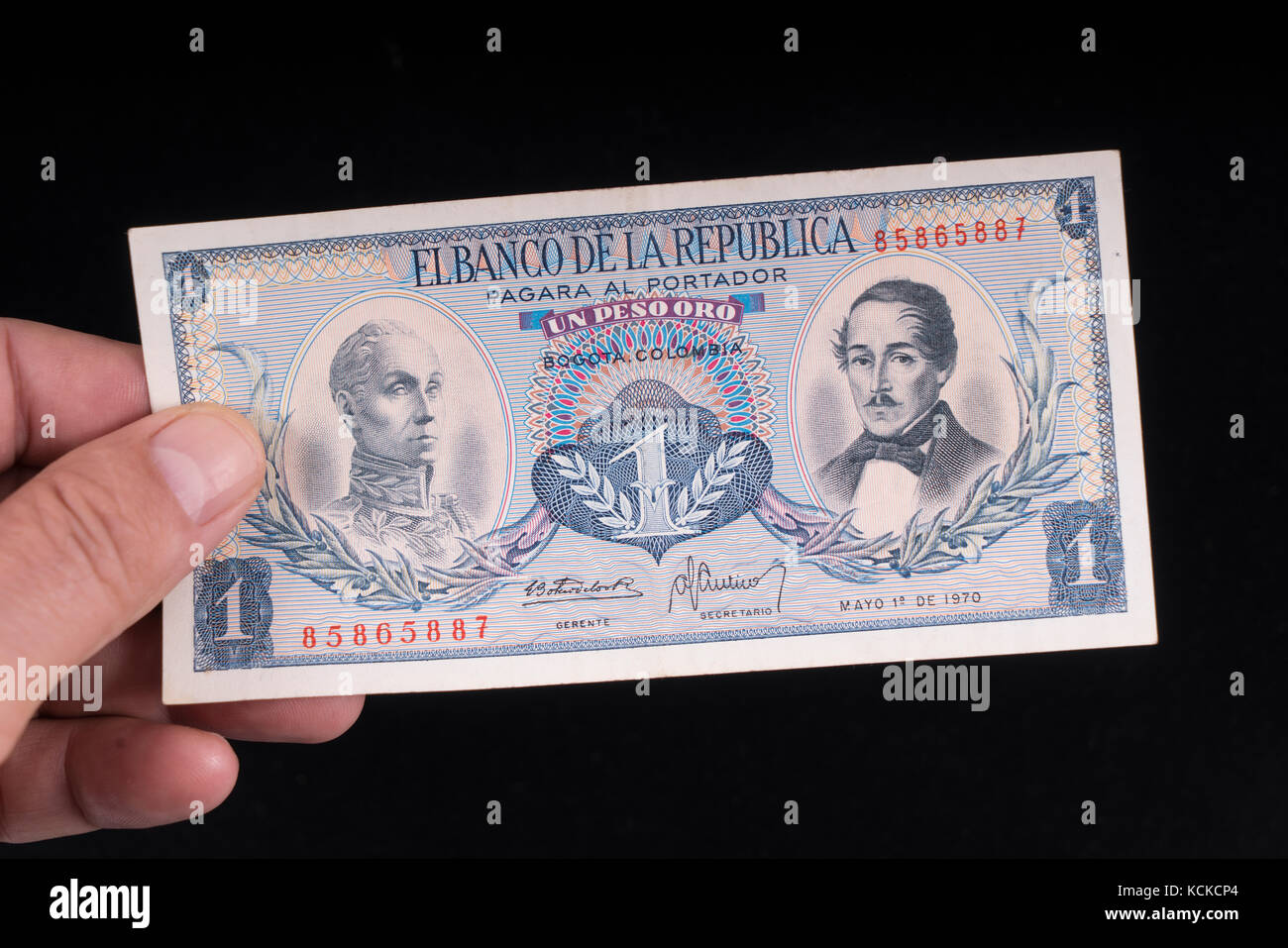 Eine alte kolumbianische Banknote auf der Hand Stockfoto