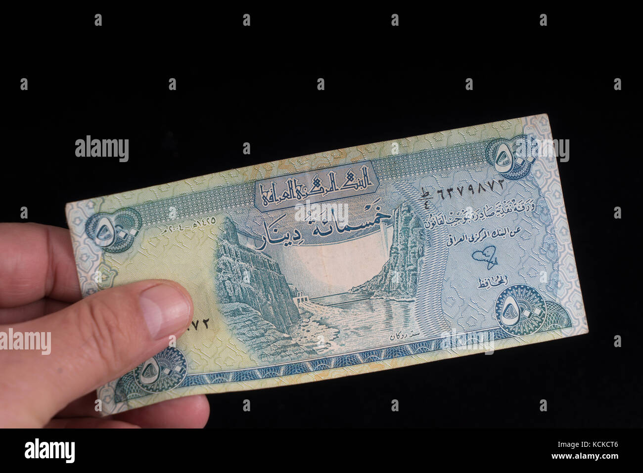 Eine alte irakische Banknote auf der Hand Stockfoto
