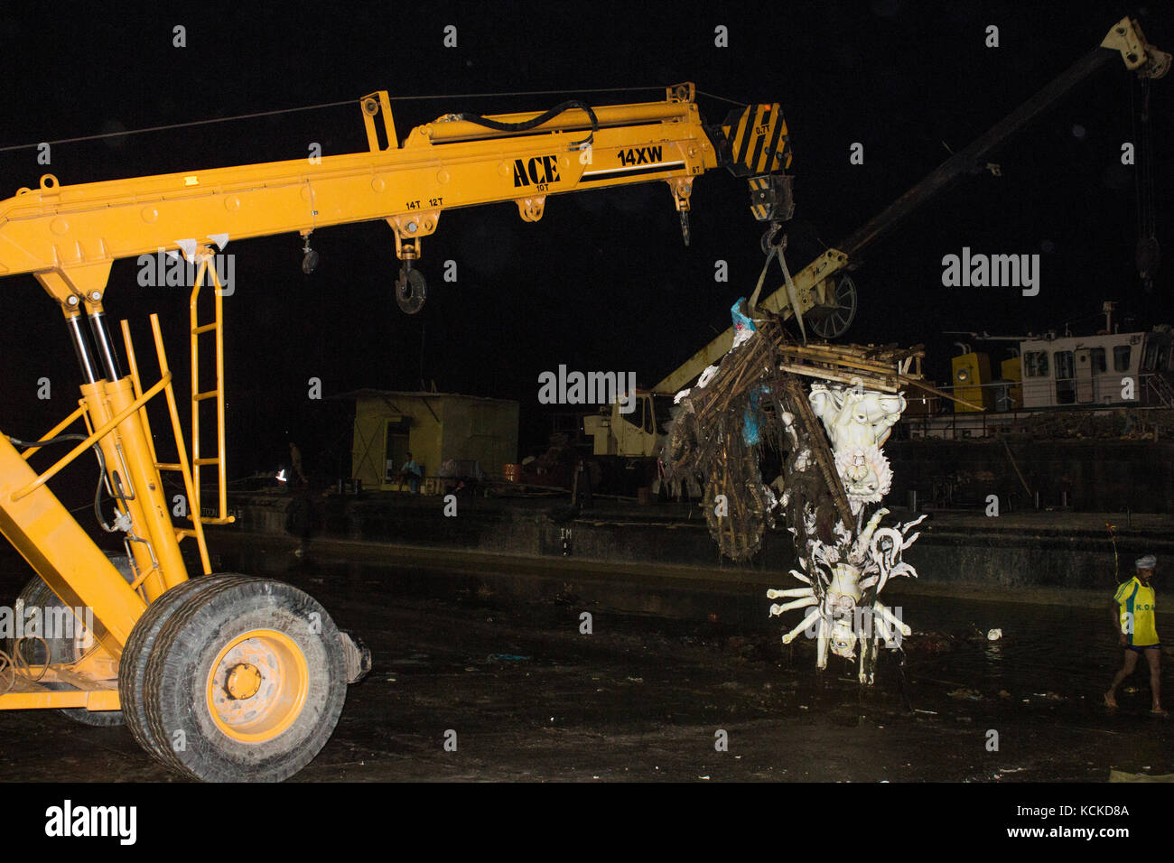 Kolkata, Indien. 02 Okt, 2017. Kolkata Municipal Corporation war das Entfernen der Götzen nach Eintauchen der Credit: subhajit naskar / Pacific Press/alamy leben Nachrichten Stockfoto