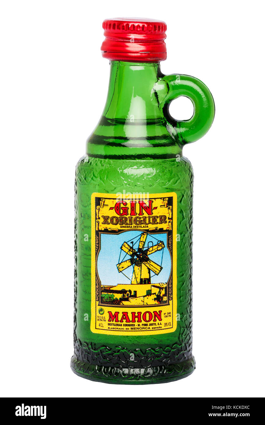 Eine Flasche Gin Xoriguer mahon auf weißem Hintergrund Stockfoto