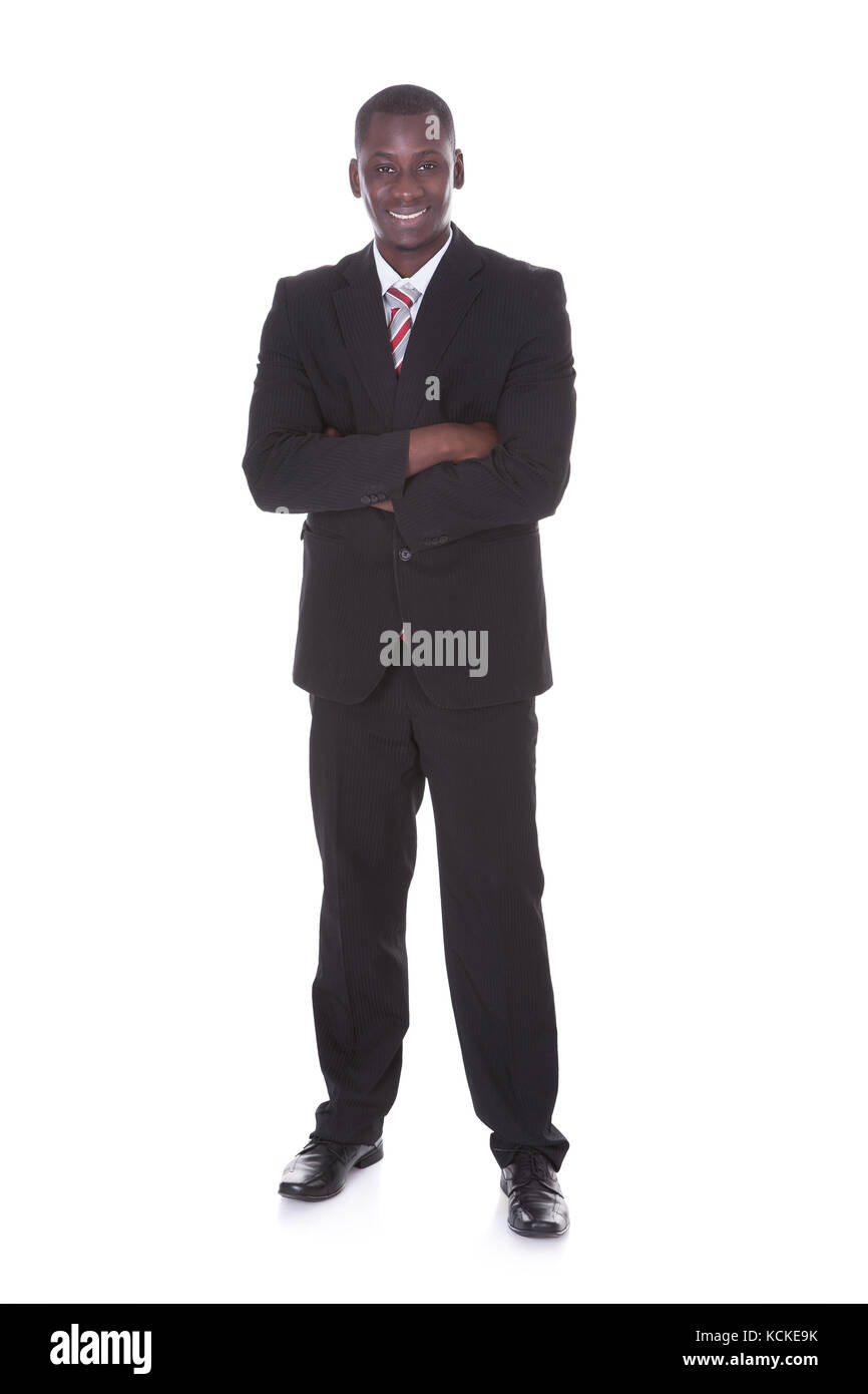 Porträt der jungen afrikanischen Geschäftsmann mit Arm gekreuzt Stockfoto