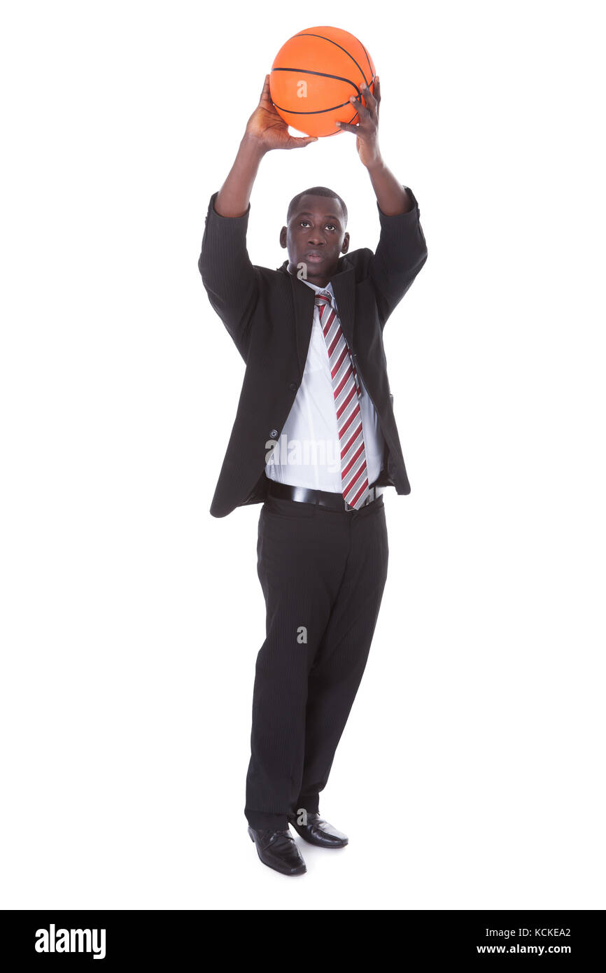 Porträt der jungen afrikanischen Geschäftsmann spielen Basketball Stockfoto
