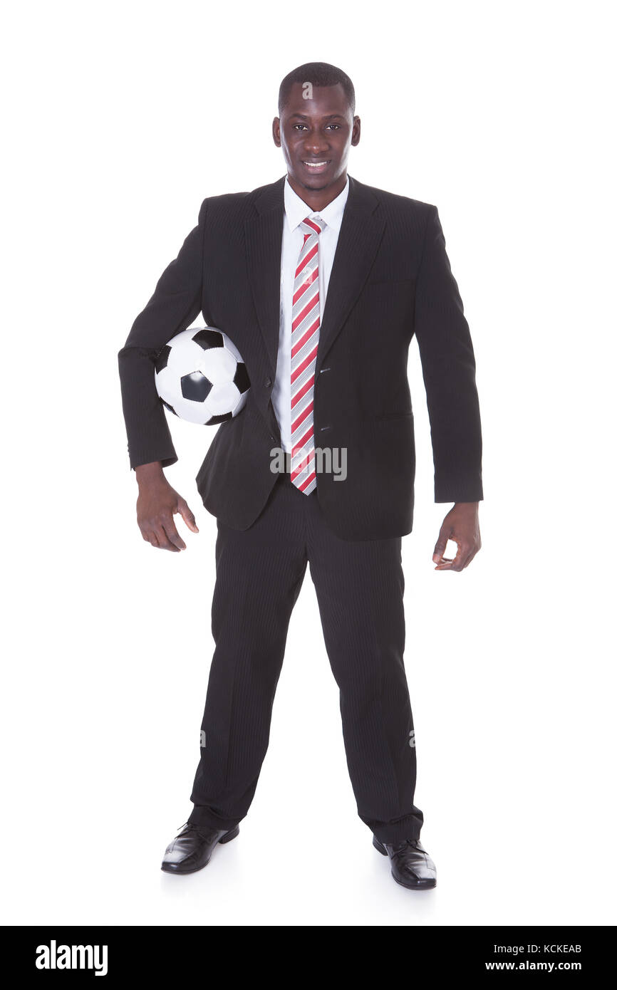 Porträt der jungen afrikanischen Geschäftsmann holding Fußball Stockfoto