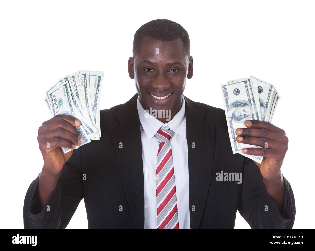 Portrait der junge Geschäftsmann holding Banknoten auf weißem Hintergrund Stockfoto