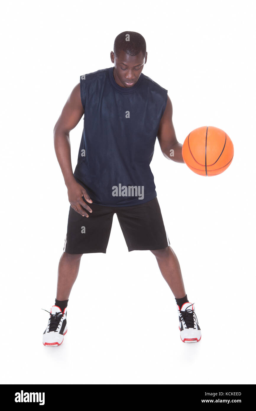 Afrikanische jungen Mann mit Basketball auf weißem Hintergrund Stockfoto