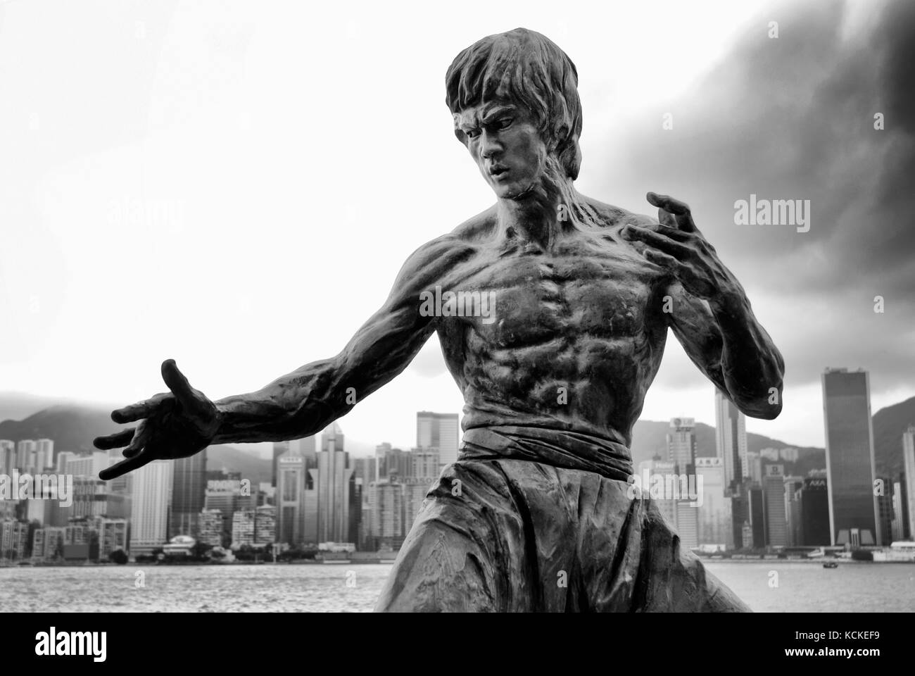 Statue von Bruce Lee und die Hong Kong skyline Stockfoto