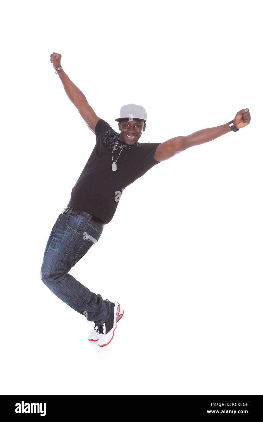 Happy afrikanischen Jungen Mann tanzen auf weißem Hintergrund Stockfoto