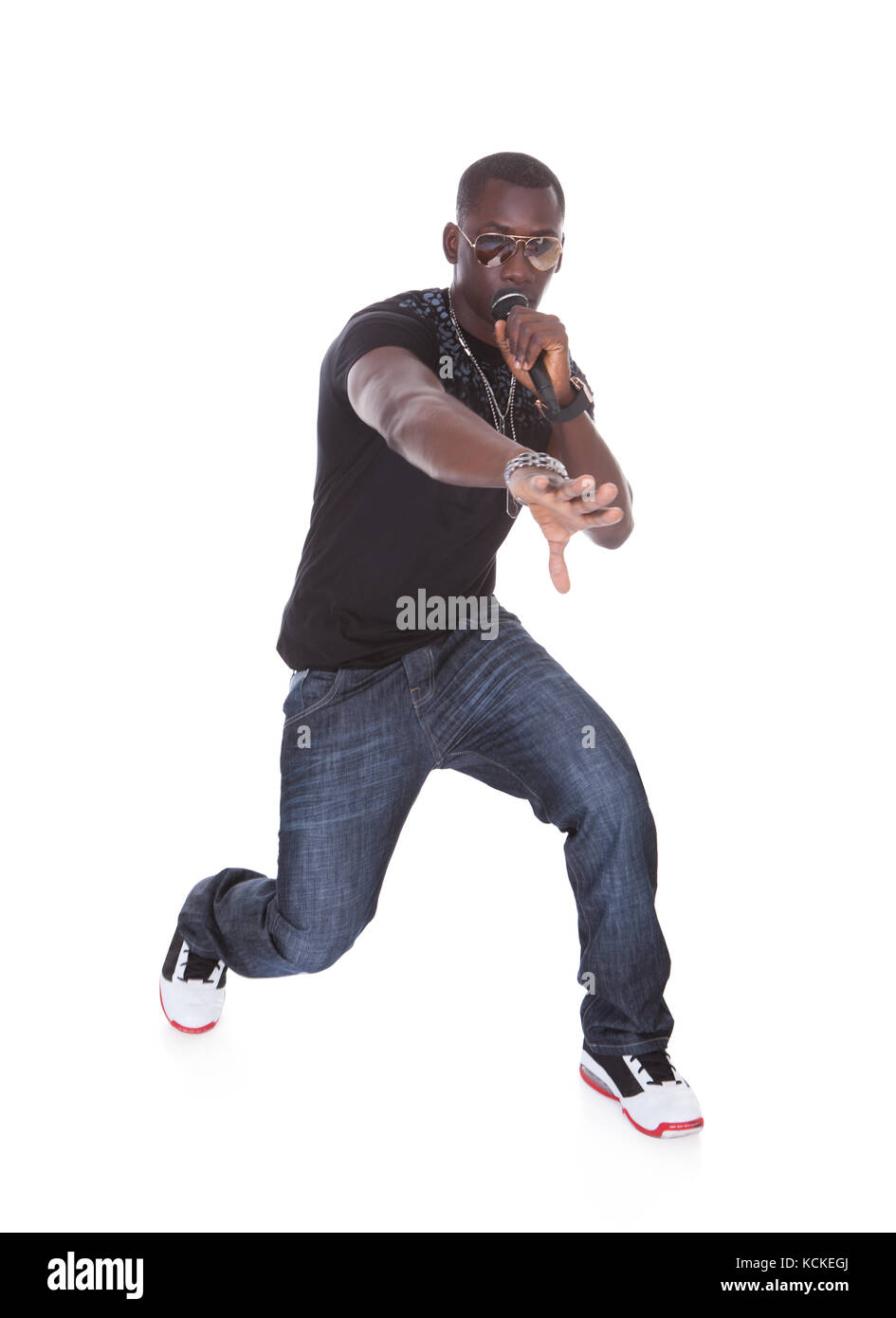 Porträt der jungen afrikanischen Mann singen auf weißem Hintergrund Stockfoto