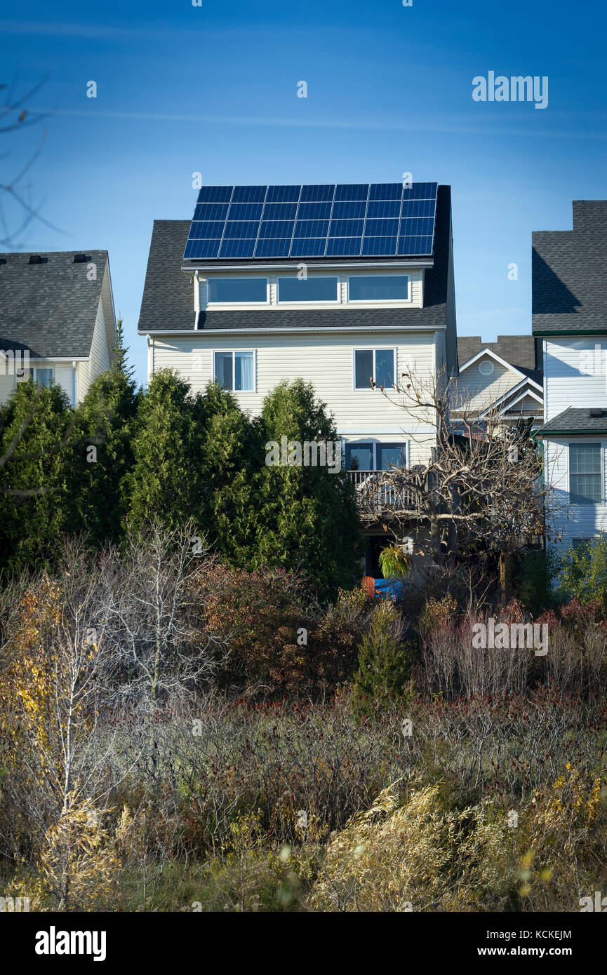 Freistehendes Einfamilienhaus mit Sonnenkollektoren Stockfoto