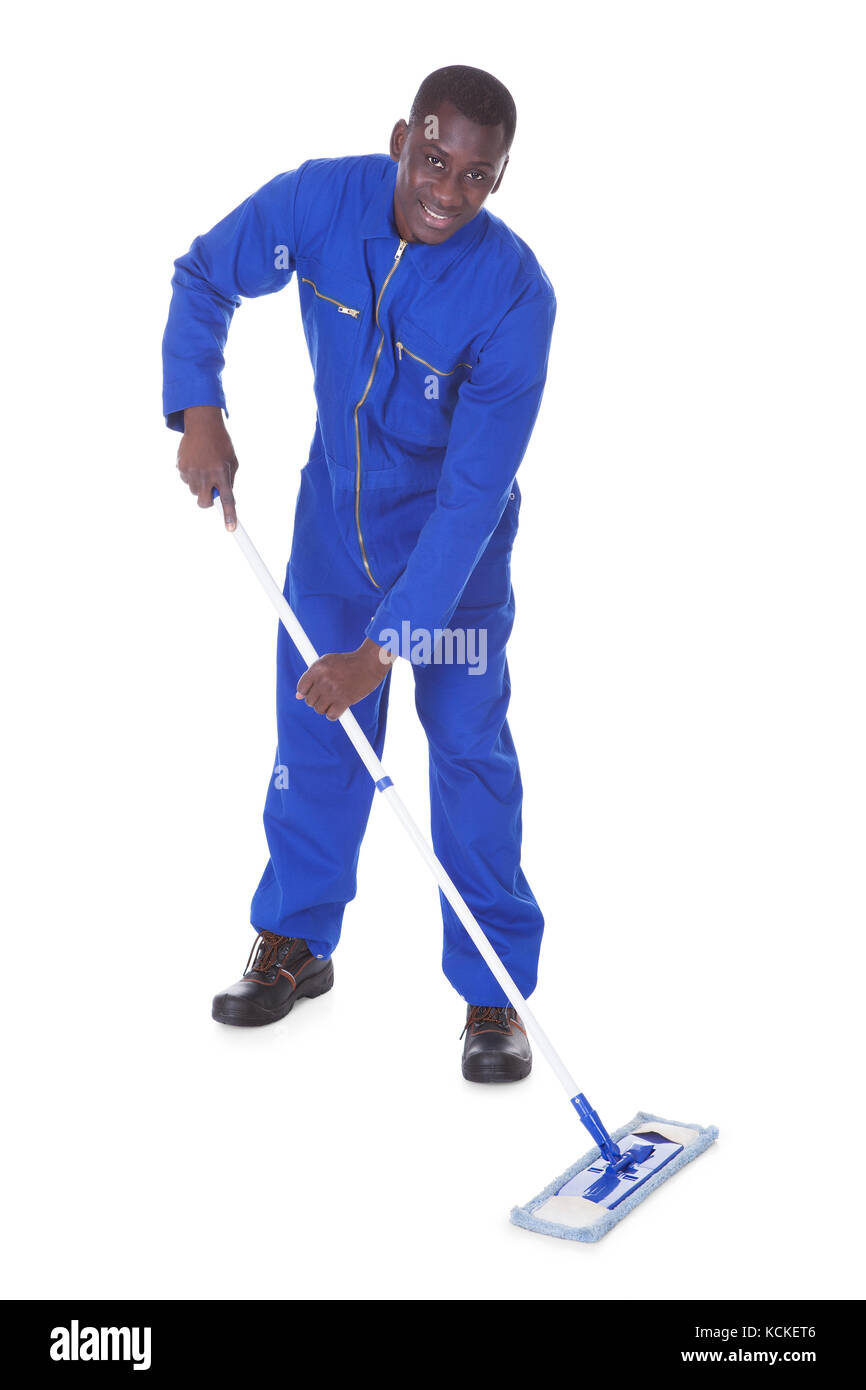 Junger Mann im blauen Anzug Reinigung des Bodens Over White Background Stockfoto