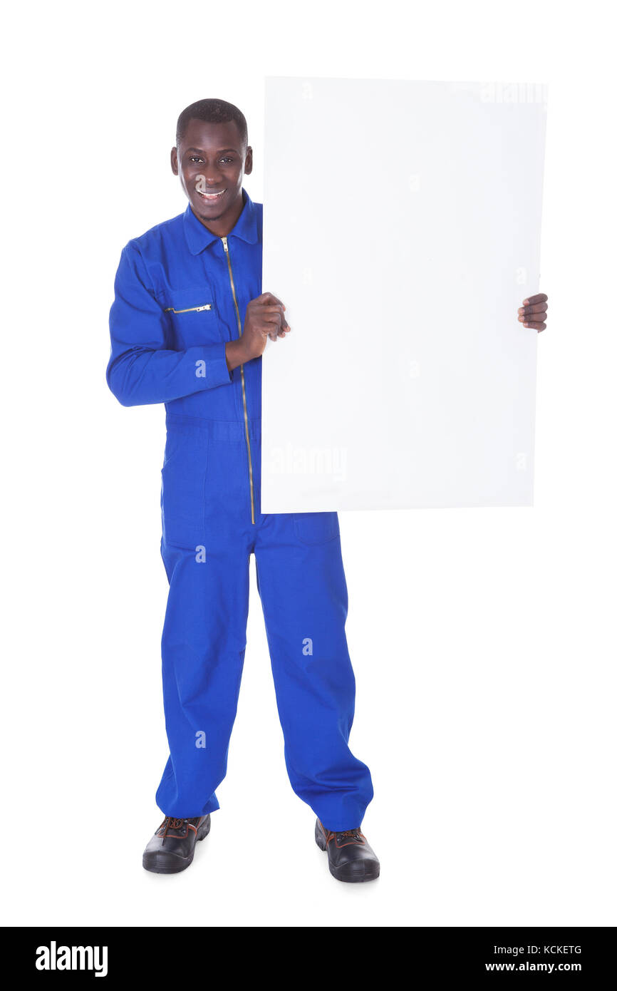 Arbeiter stehen Holding Billboard Over White Background Stockfoto