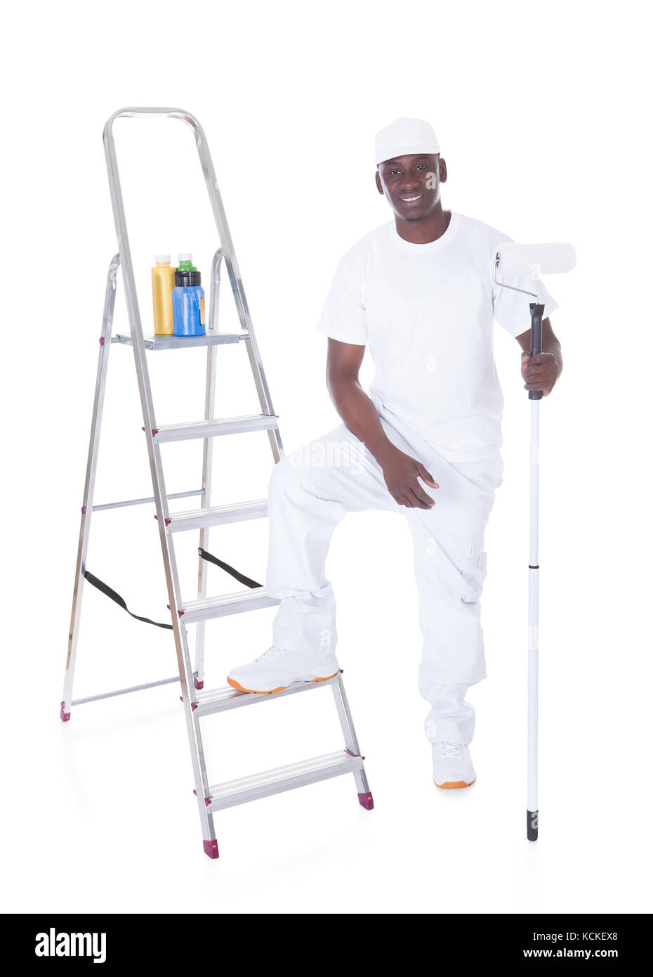 Junge afrikanische Maler halten Roller Over White Background Stockfoto