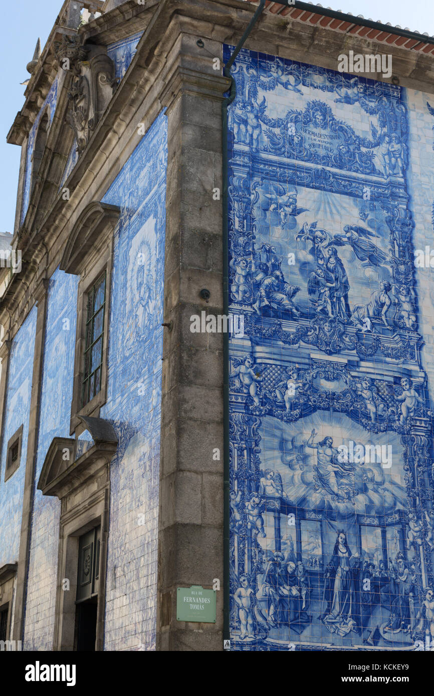 Capela das Almas dekoriert mit Azulejo Kacheln - Capela de Santa Catarina in Porto, Portugal Stockfoto