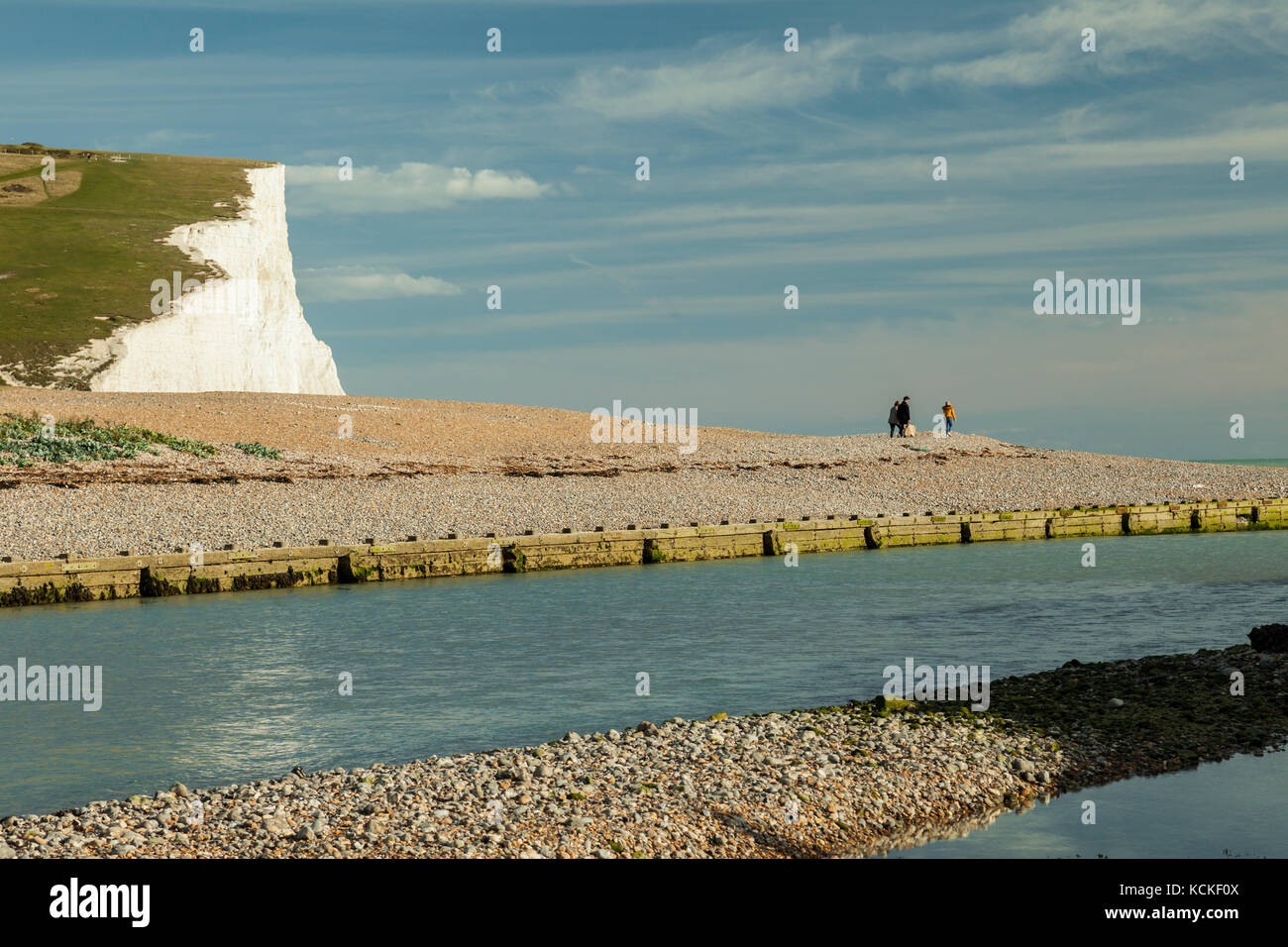 Herbst am Nachmittag Cuckmere Haven an der Küste von East Sussex, England. die Klippen von sieben Schwestern im Hintergrund. Stockfoto