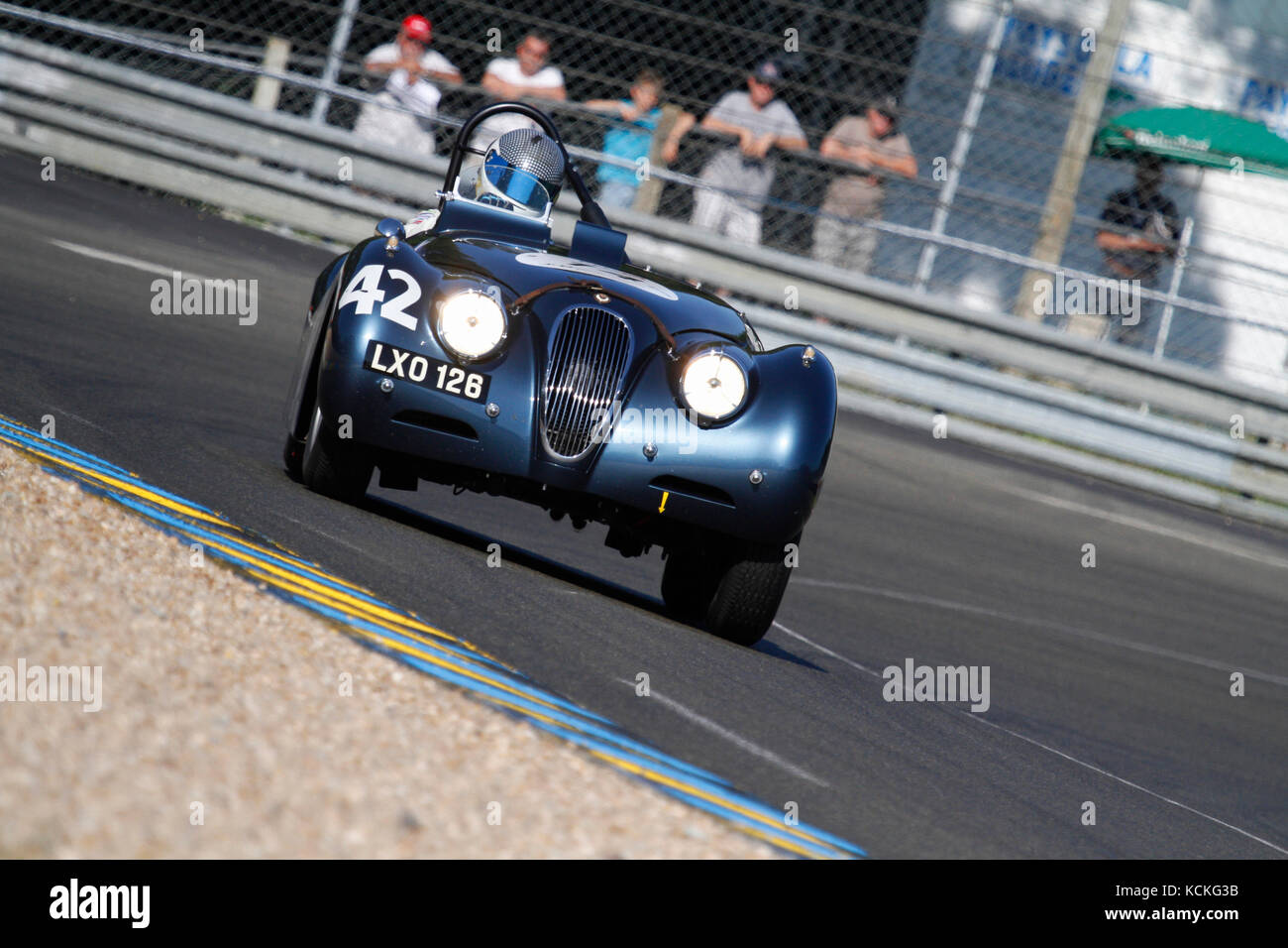 LE MANS, Frankreich, 9. Juli 2016: Alte Rennwagen in Indianapolis biegen bei der Le Mans Classic auf der Strecke der 24 Stunden. Keine andere Veranstaltung in der Welt Stockfoto