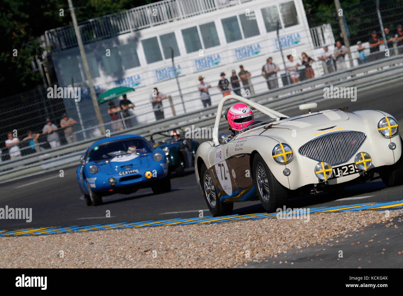 LE MANS, Frankreich, 9. Juli 2016: Alte Rennwagen in Indianapolis biegen bei der Le Mans Classic auf der Strecke der 24 Stunden. Keine andere Veranstaltung in der Welt Stockfoto