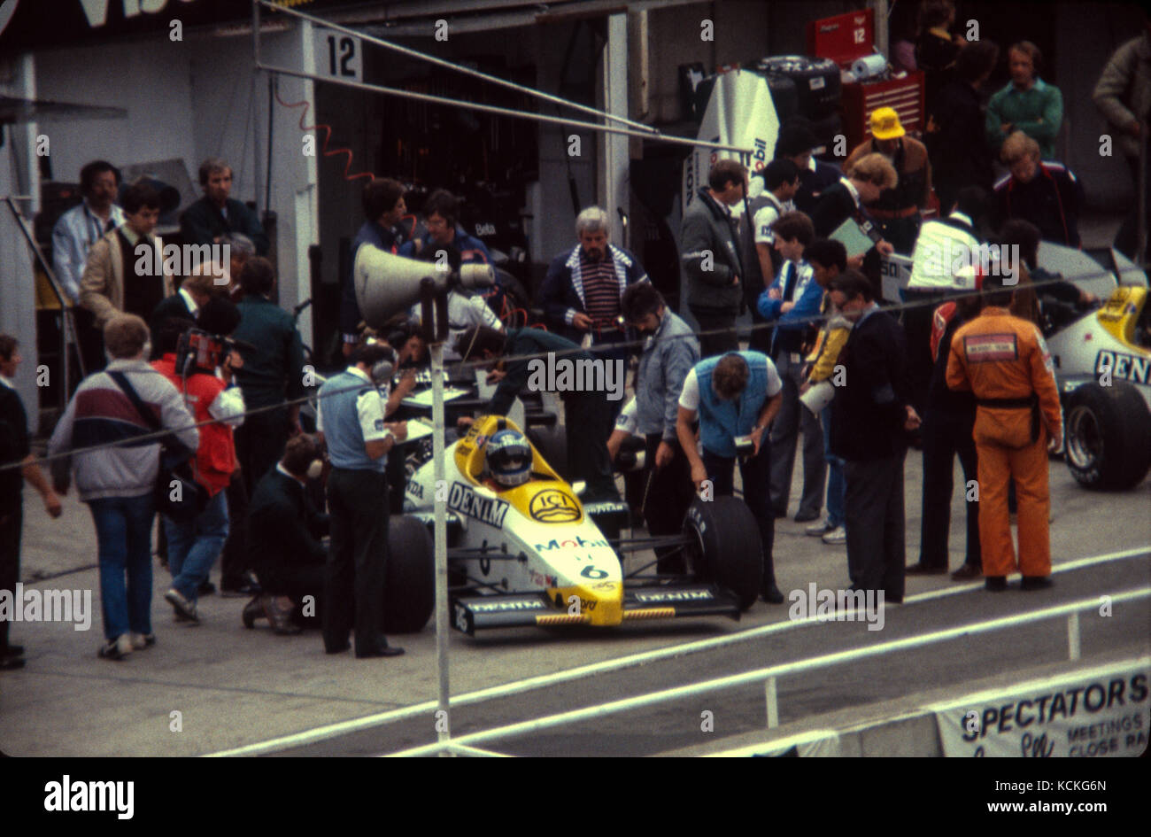 Motorsport Massenszenen 1978 bis 1986 aus 35-mm und 1/2 Frame Vorlagen gescannt. Daher etwas Lärm und Kratzern. Charge von 33 Bilder. Brands Hatch, Hampshire und Brighton. für Bekleidung, Mode, Körper Bild etc. quasi historischen, sozialen Geschichte Stockfoto