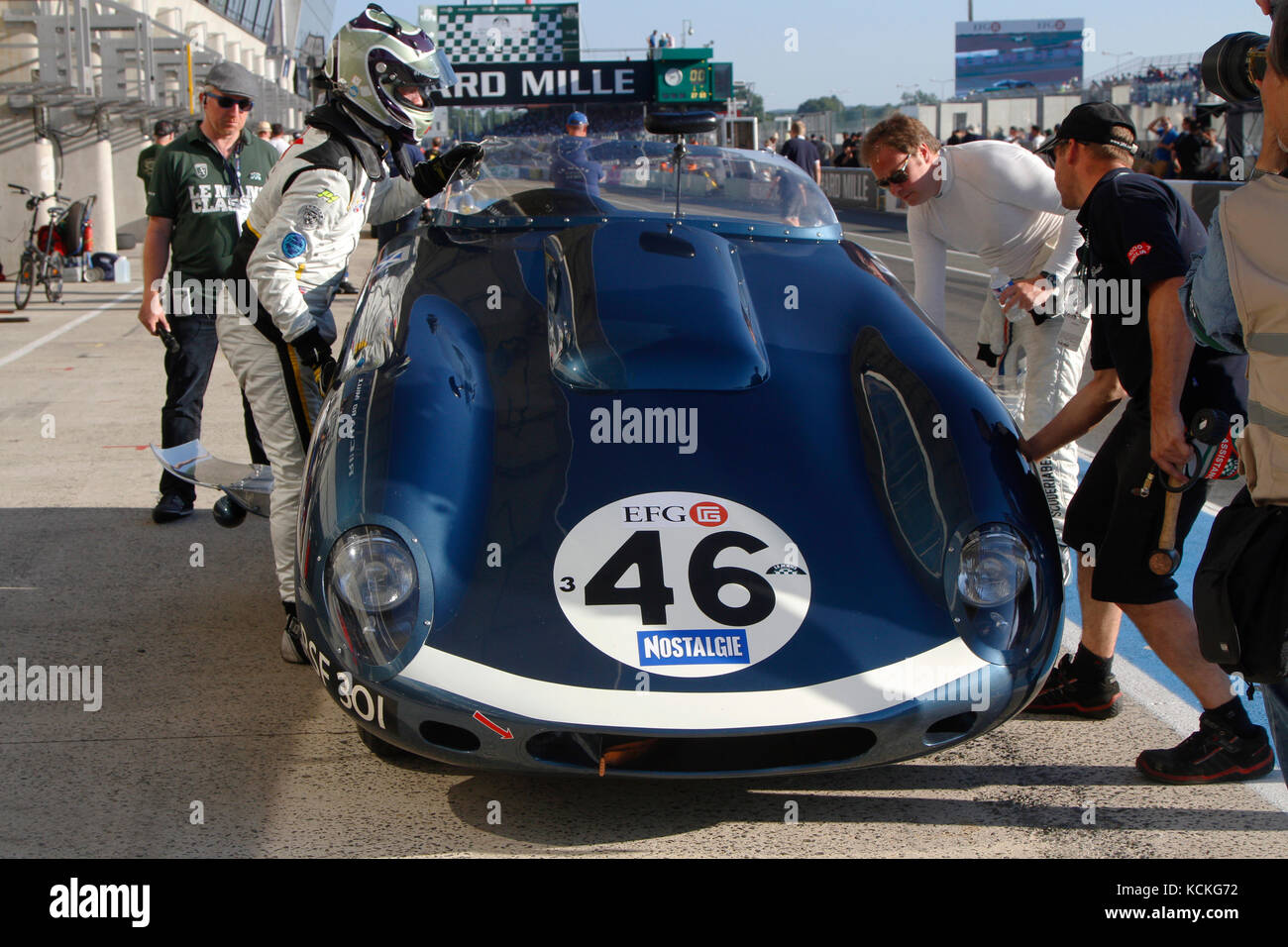 LE MANS, Frankreich, 9. Juli 2016: einem alten Jaguar stoppt bei der Le Mans Classic auf der Strecke der 24 Stunden. Keine andere Veranstaltung der Welt versammelt, damit ma Stockfoto