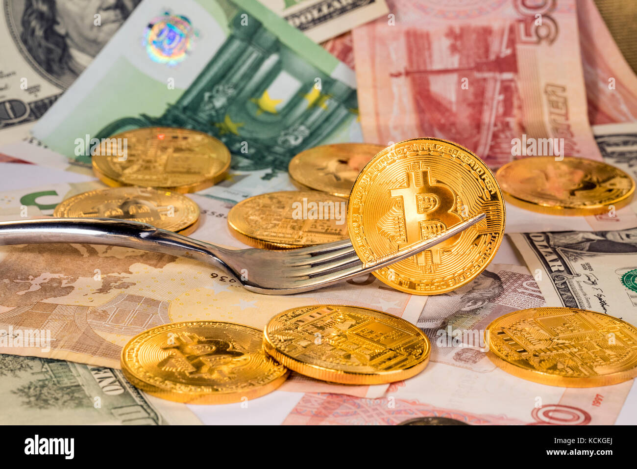 Cryptocurrency bitcoin neue harte Gabel ändern. golden Bitcoins sind auf Banknoten aus verschiedenen Ländern der Welt Stockfoto