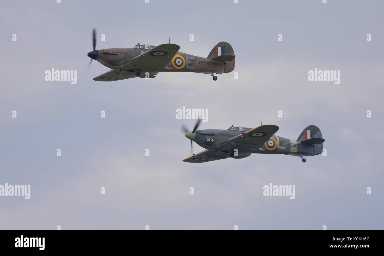 2 Hawker Hurricanes im Formationsflug in der Schlacht von Großbritannien air show in IWM Duxford Stockfoto