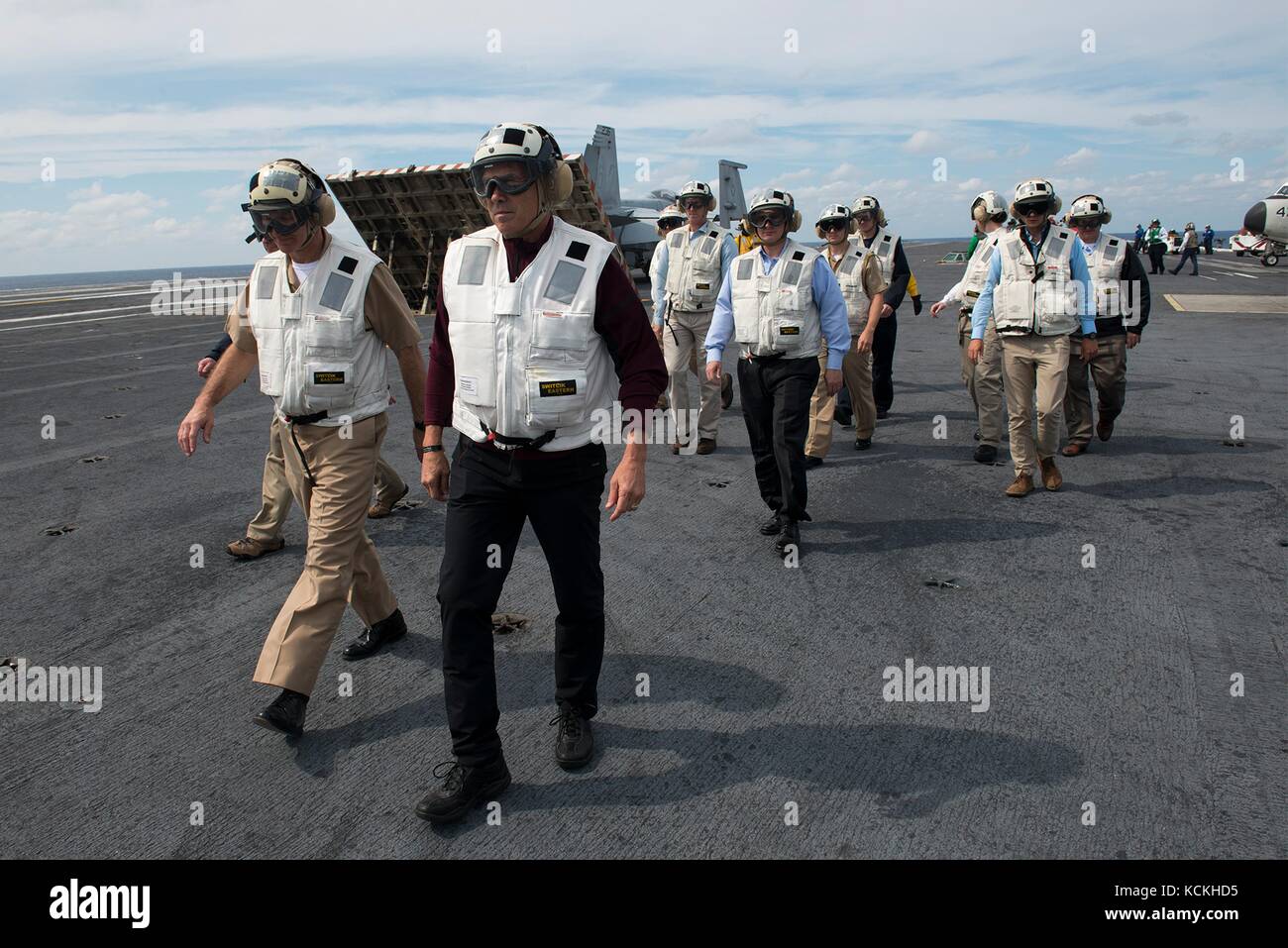 Us-Energieminister Rick Perry (rechts) Spaziergänge auf dem Flugdeck an Bord der US Navy Flugzeugträger der Nimitz-Klasse USS Harry S. Truman September 7, 2017 in den Atlantischen Ozean. (Foto von MCS 2 Mason Gillan über planetpix) Stockfoto